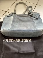 Freds Bruder Handtasche Hobo Bag blau grau Schultertasche Leder Nordrhein-Westfalen - Leverkusen Vorschau