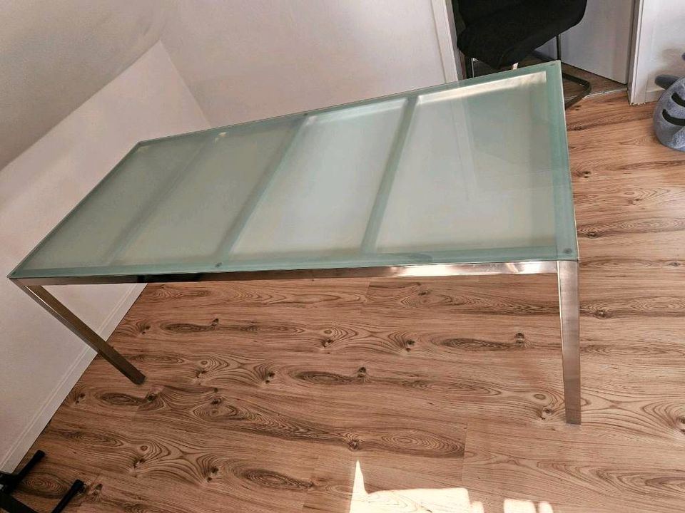 Ikea Esstisch mit Glasplatte mit 4 Stühlen 80 x 85 x 74 cm in Maintal
