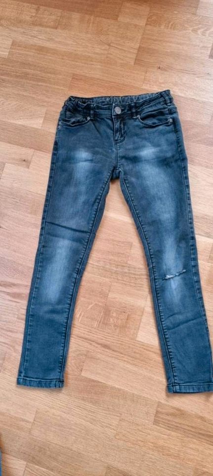 Hosen 134 140 Mädchen Jeans Shirt Bluse Legging Jumpsuit Kleid in Dresden