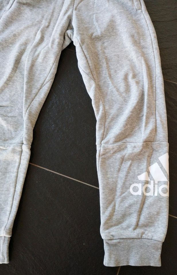 Adidas Trainingshose Jogging Sport Hose grau Größe 140 Neuwertig in Grettstadt