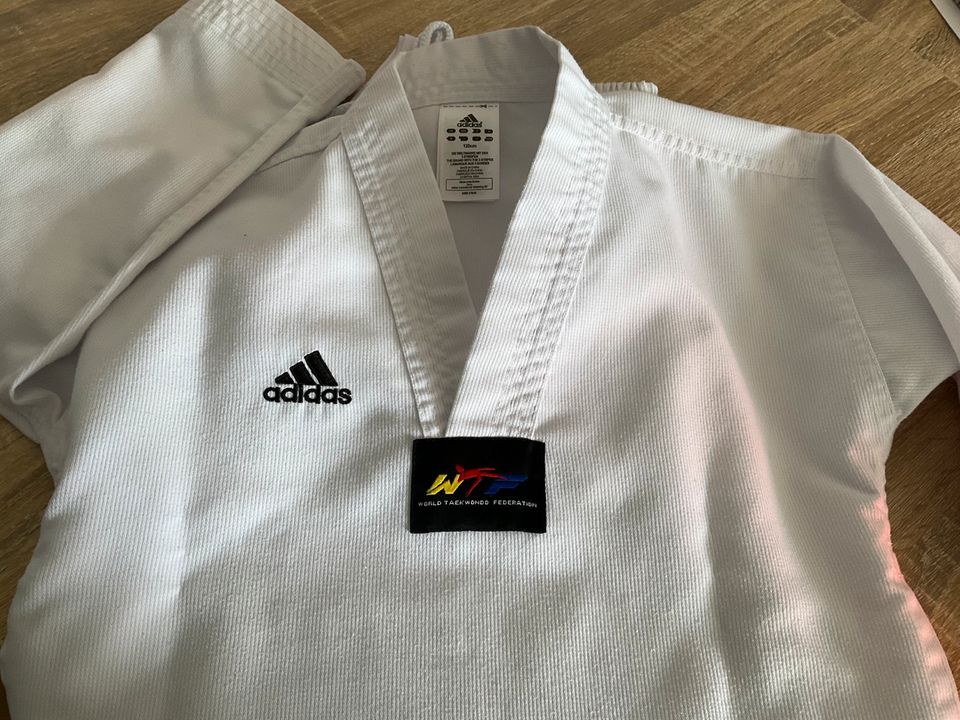 Taekwondo Anzug Adidas 120 in Köln - Widdersdorf | eBay Kleinanzeigen ist  jetzt Kleinanzeigen