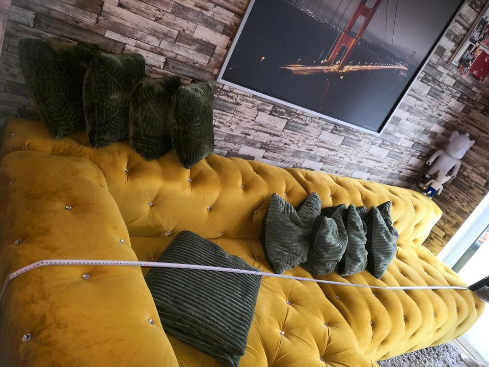 Couch Sofa Chesterfield Kristalle Senfgelb Ocker Maßanfertigung in Bad Salzungen