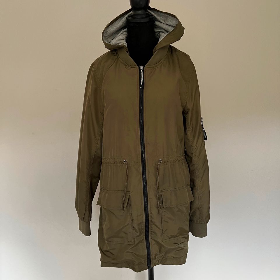 H&M khakigrün Regenjacke Mädchen Parka lange Jacke Gr. 164 in Scheeßel