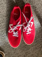Hübscher Sneaker knall rot Gr. 41 Vty unbelaufen Hessen - Heusenstamm Vorschau