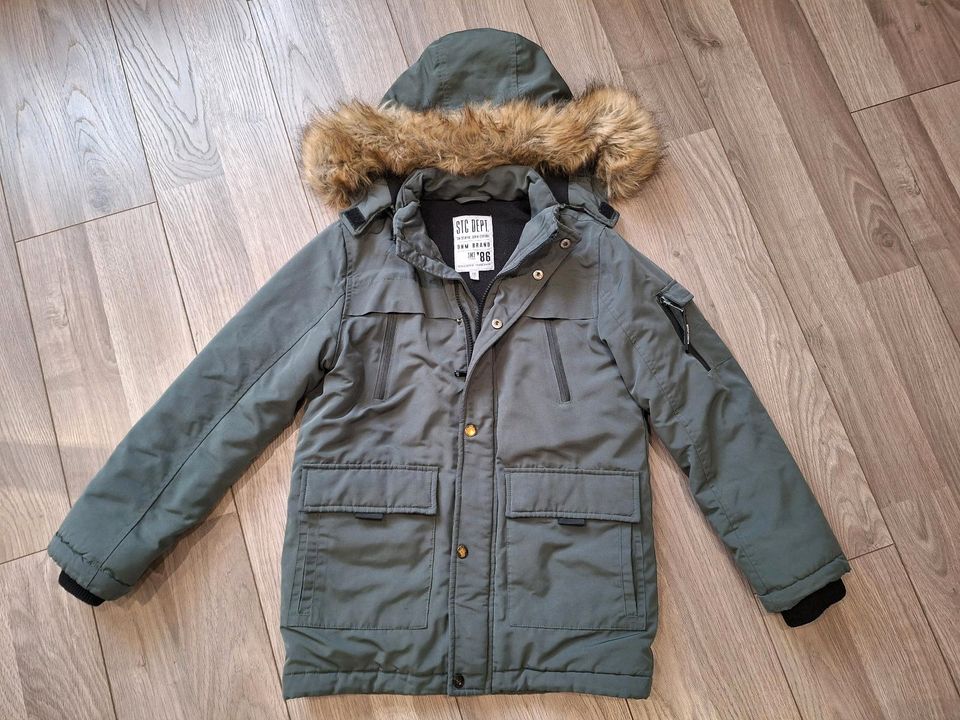 Jungen Winterjacke , Staccato Gr. 140, mit Pelzkapuze, grün in Schwalbach