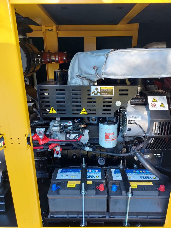 8x Aksa Cummins Diesel 22kVA Stamford Generator Notstromaggregat in Tanne