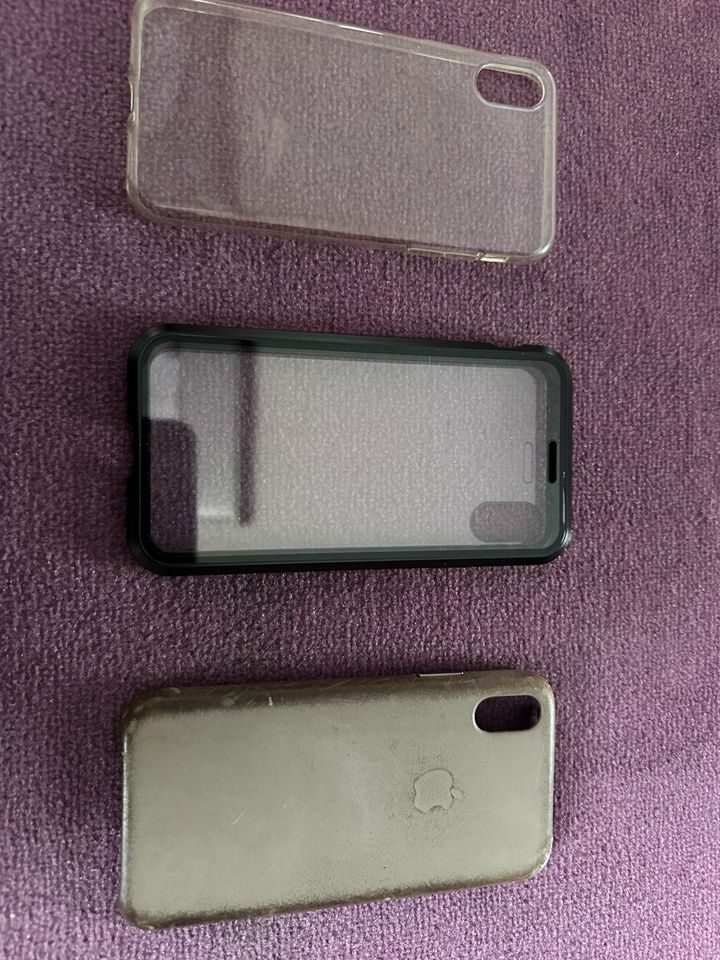 iPhone X mit Hüllen Apple Original Kopfhörern in Schönberg (Holstein)