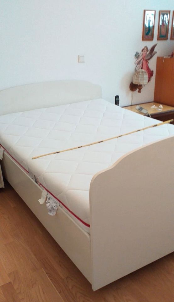 Bett mit verstellbarem Kopf- und Fußteil 140x200x45 in Friedrichsdorf