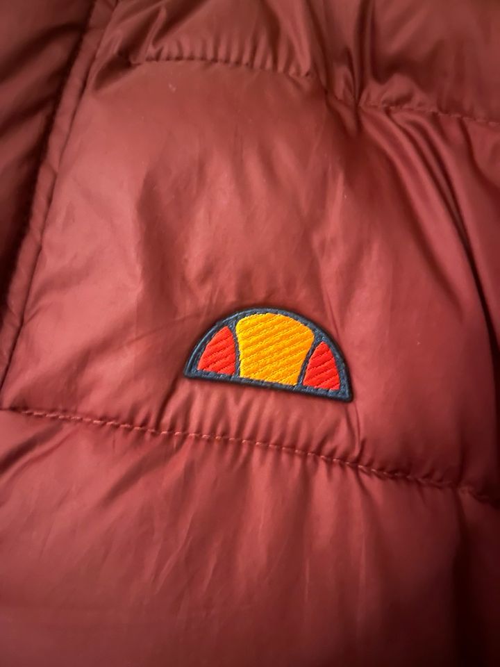 Ellesse Jacke in Bordeauxrot in Neu-Isenburg