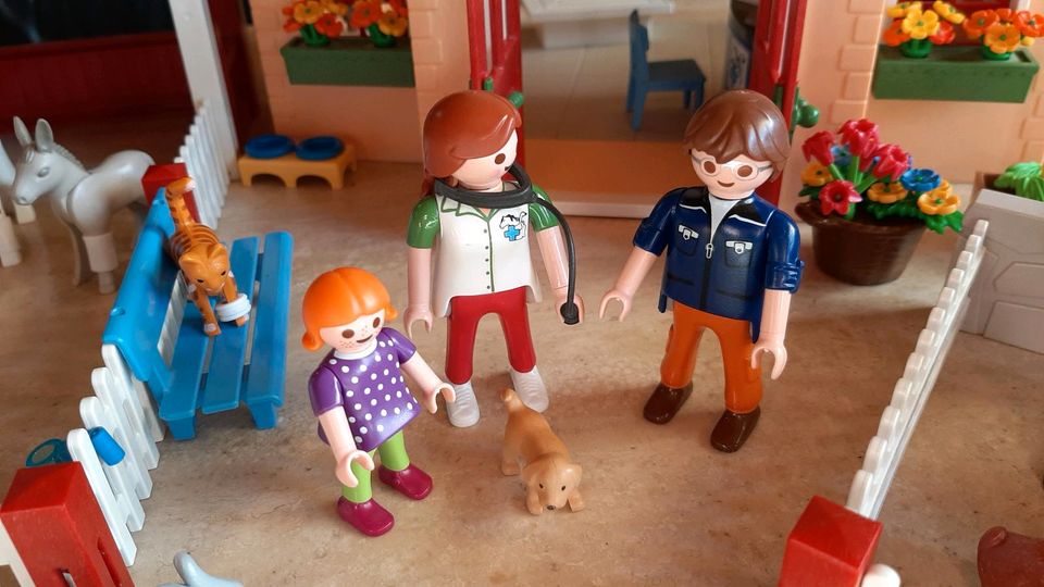 Playmobil Tierklinik City Life 5529 + OP 4346 in Ostelsheim