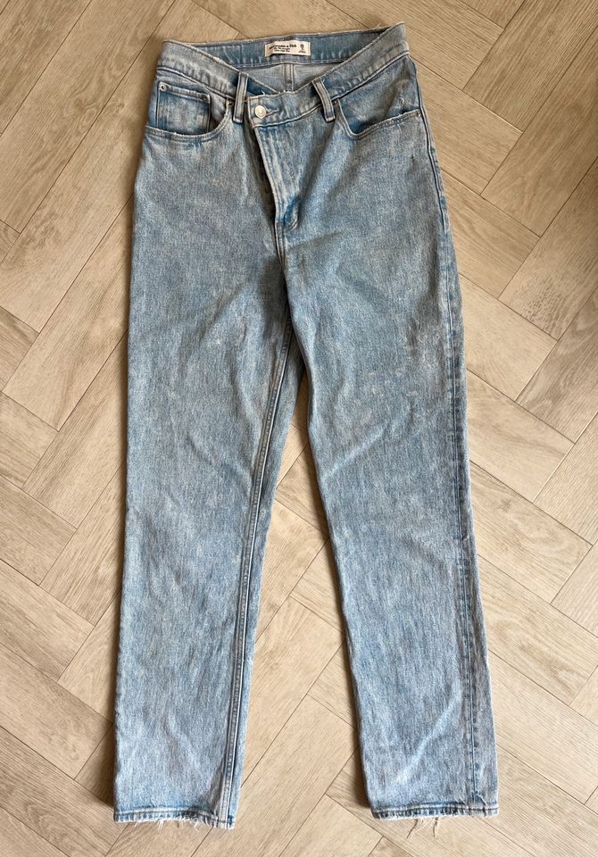 Abercrombie & Fitch Jeans Ultra High Rise Straight 90er 26R in München