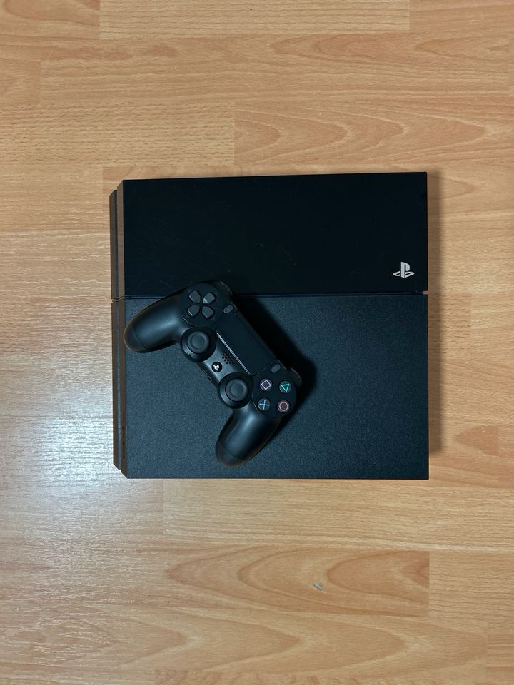 PlayStation 4 500 GB mit einem Kontroller in Wedemark