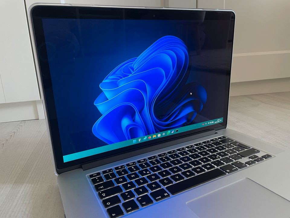 Apple MacBook Pro Mitte 2015 15“ Zoll 2,5 GHz AMD Grafik in Nürnberg (Mittelfr)