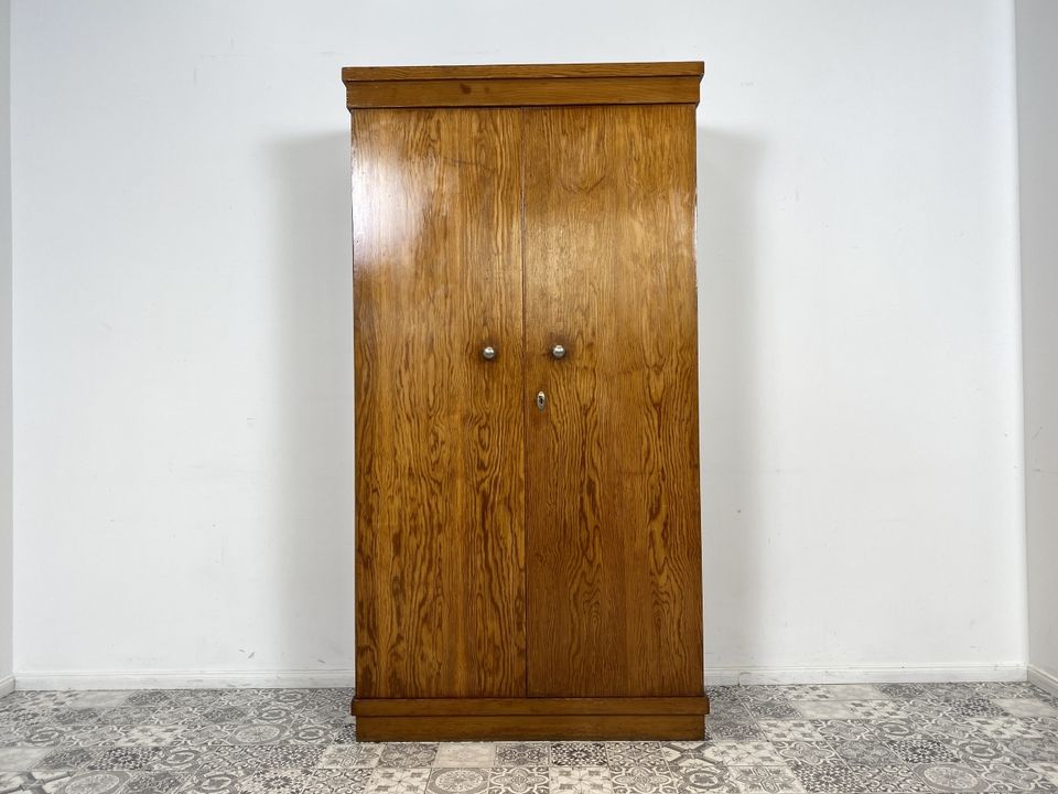 WMK Schlichter und sehr gut aufgeteilter antiker Kleiderschrank , vollholz, vermutlich Marke Eigenbau aus dem Kloster St. Gabriel # Schrank Wäscheschrank Schlafzimmerschrank Garderobe Wardrobe Vintage in Berlin