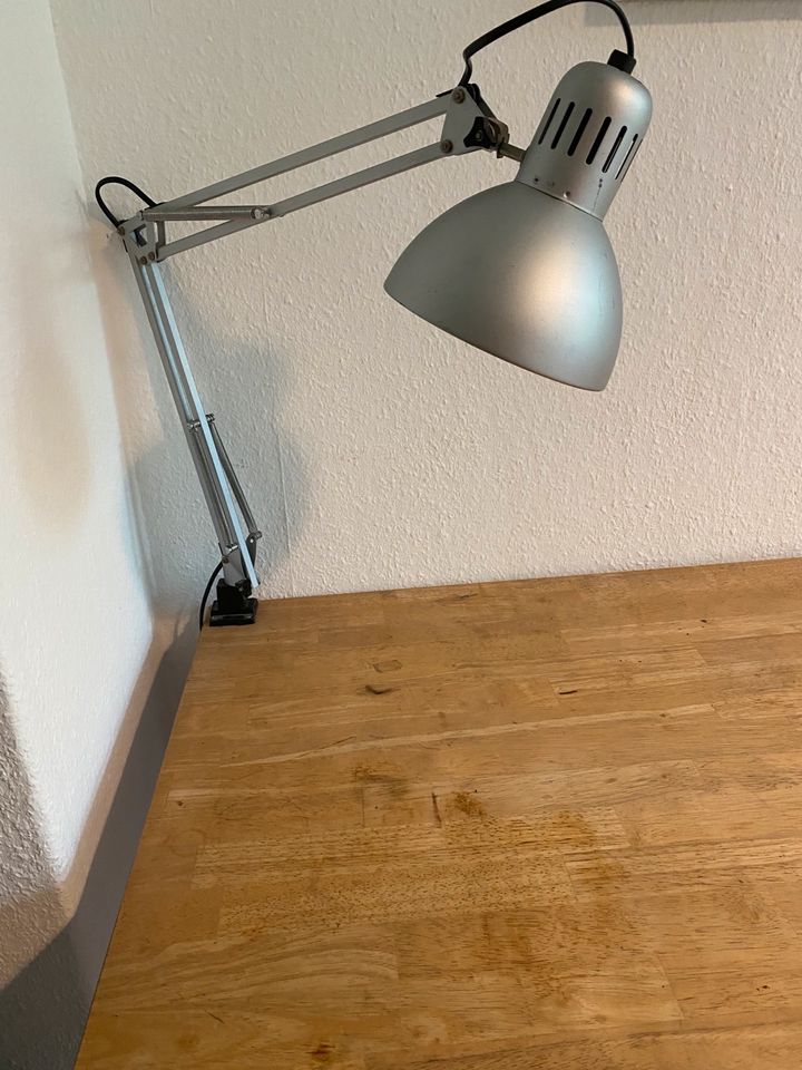 Tisch mit Lampe zu verkaufen in Hamburg