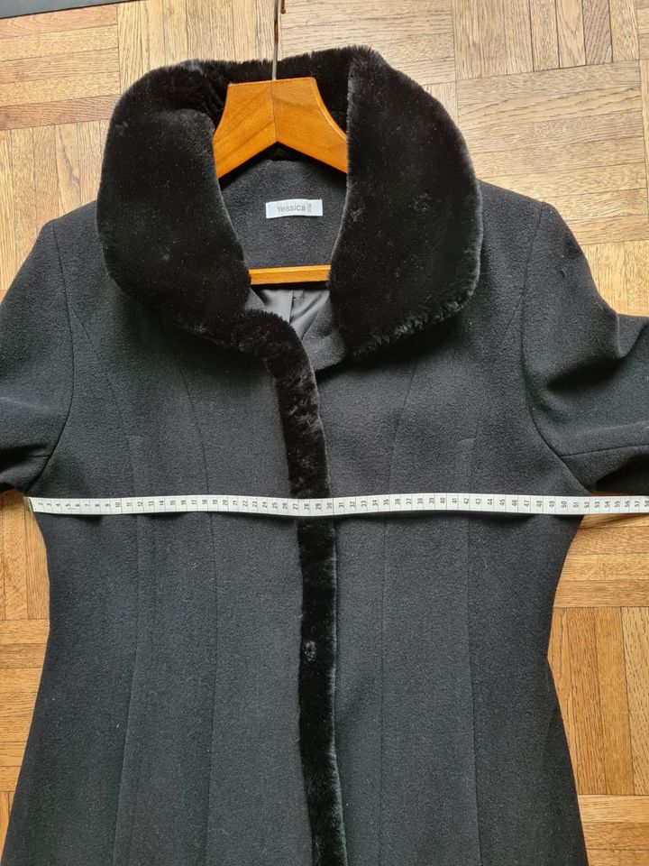 Mantel schwarz mit Kunstfellbesatz in München