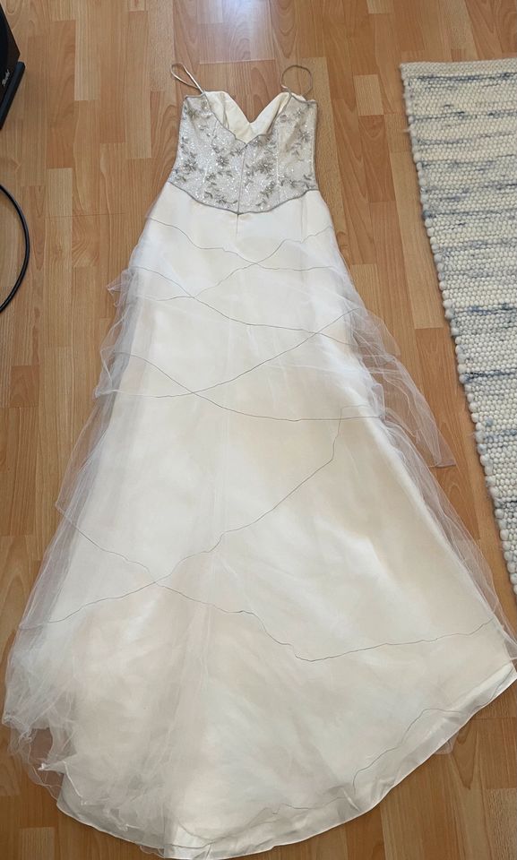 Brautkleid mit Pailletten und Perlen in Hofheim am Taunus