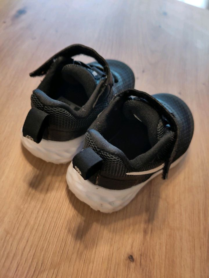Nike Kinderschuhe Größe 21 in Ispringen