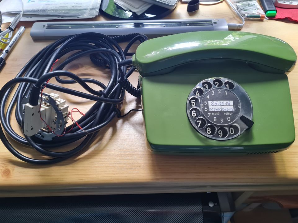 Telefon ALT mit Wählscheibe in grün in Erkrath