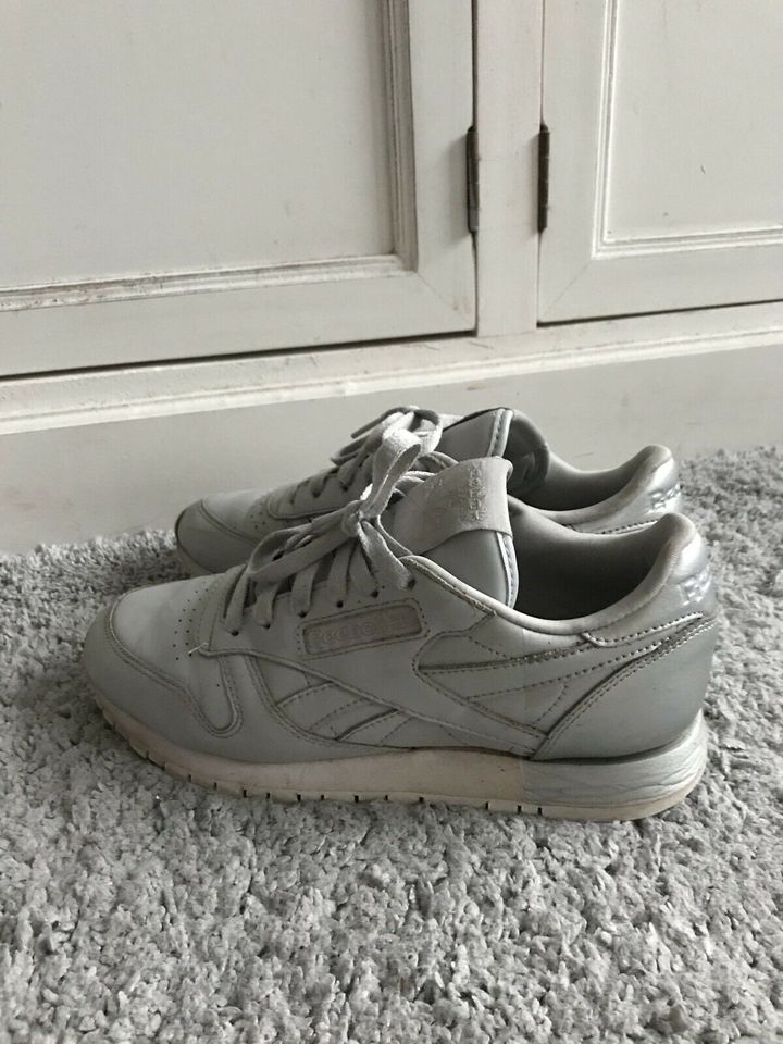 Reebok Classic grau Silber 38,5 sneakers Schuhe Turnschuhe in Allendorf