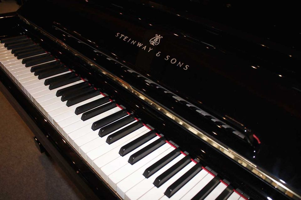 Klavier Steinway & Sons T-145, schwarz poliert, 5 Jahre Garantie in Egestorf