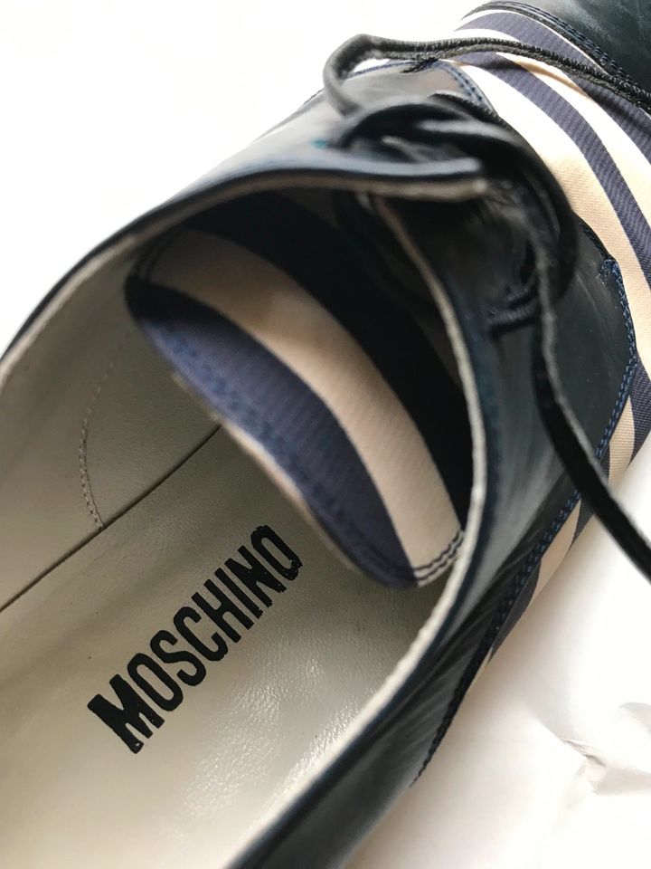 Edles Second-Hand: Schnürschuhe mit Streifen von Moschino in Saarbrücken