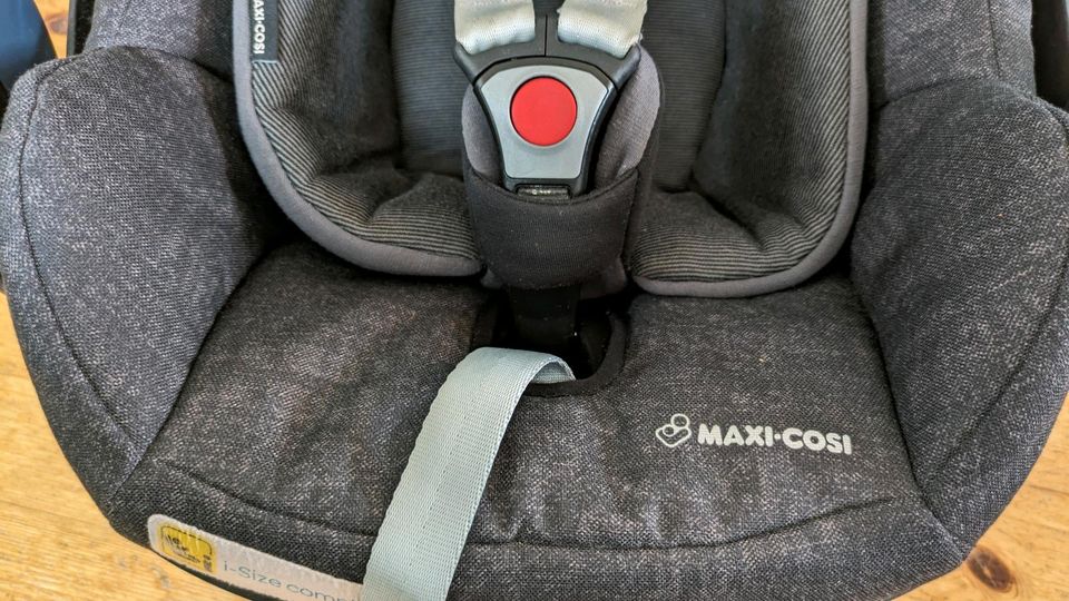 Maxi Cosi Pebble Plus inkl. Sitzverkleinerer & Isofix in Berlin