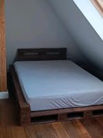 1.40m Bett aus Holzpaletten mit Nussbaum-Optik Nordrhein-Westfalen - Hamm Vorschau