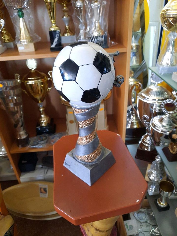 Fußballpokal Trophäe Fußballerfigur . in Bötzingen