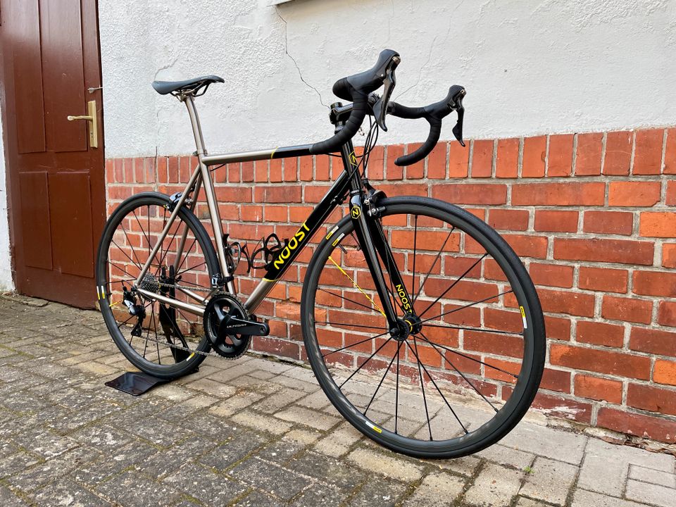 Titan Rennrad fully custom mit Bauteilen v. Chris King u. ENVE in Verden