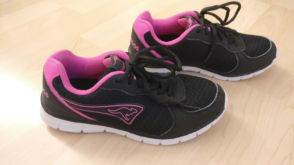 Kangaroos Sneakers schwarz-pink Turnschuh helle Sohle. Gr. 36 in Frankfurt am Main