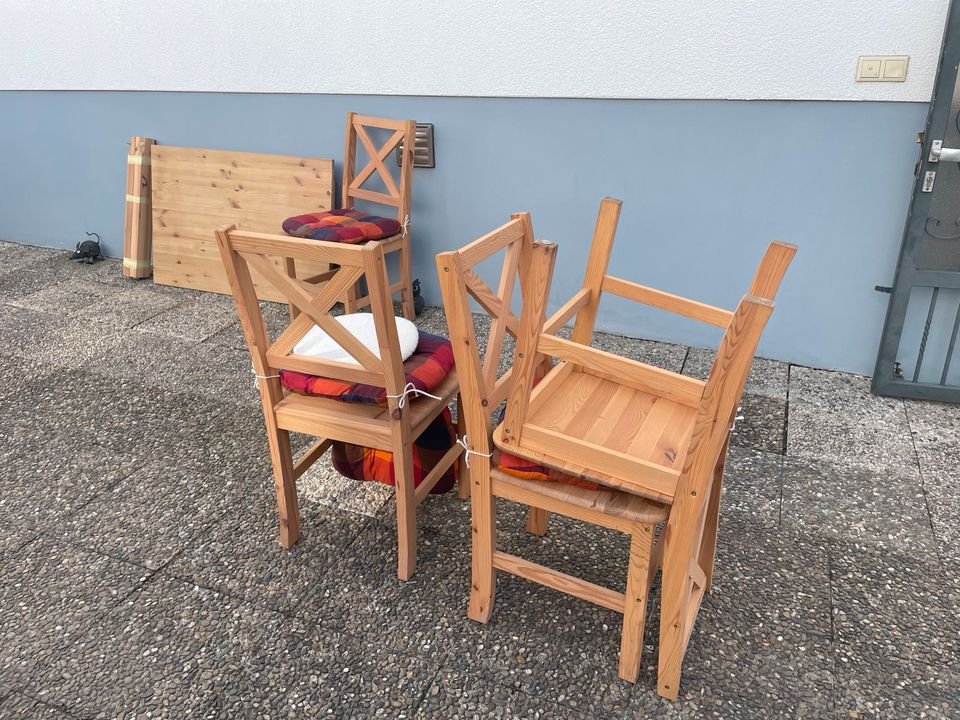 Holztisch und 4 stuhle zum verkaufen in Dreieich