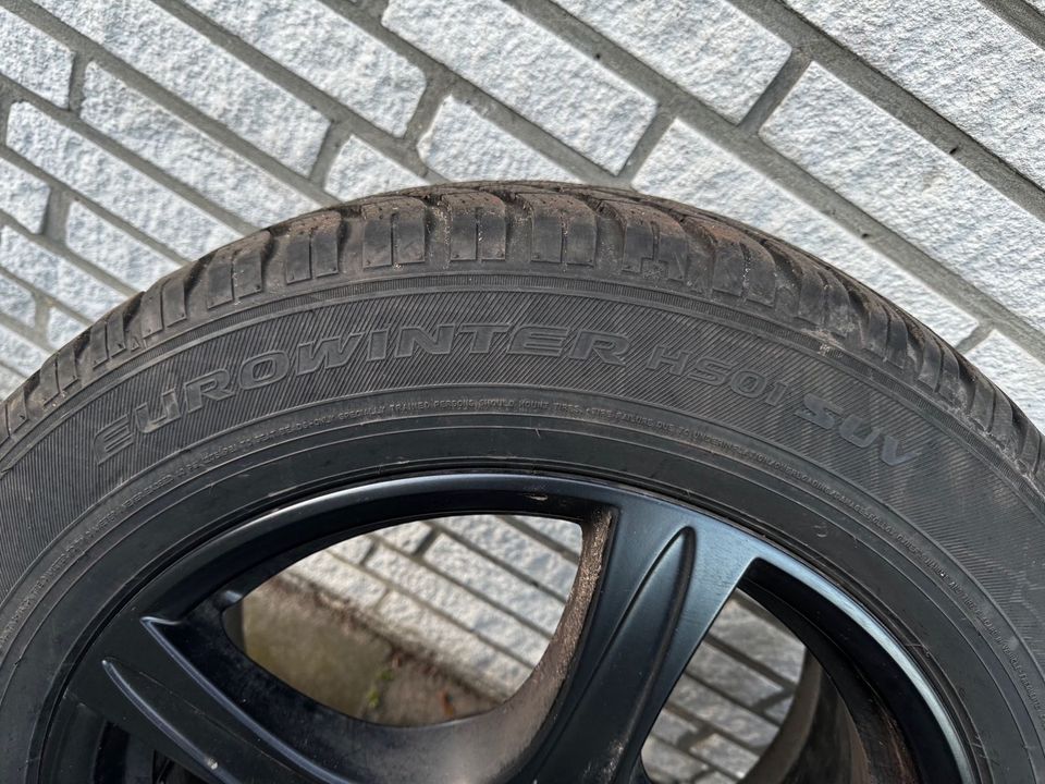 Winterreifen auf Alufelge Ford Kuga - Falken 235/60 R18 104V SUV in Hamburg