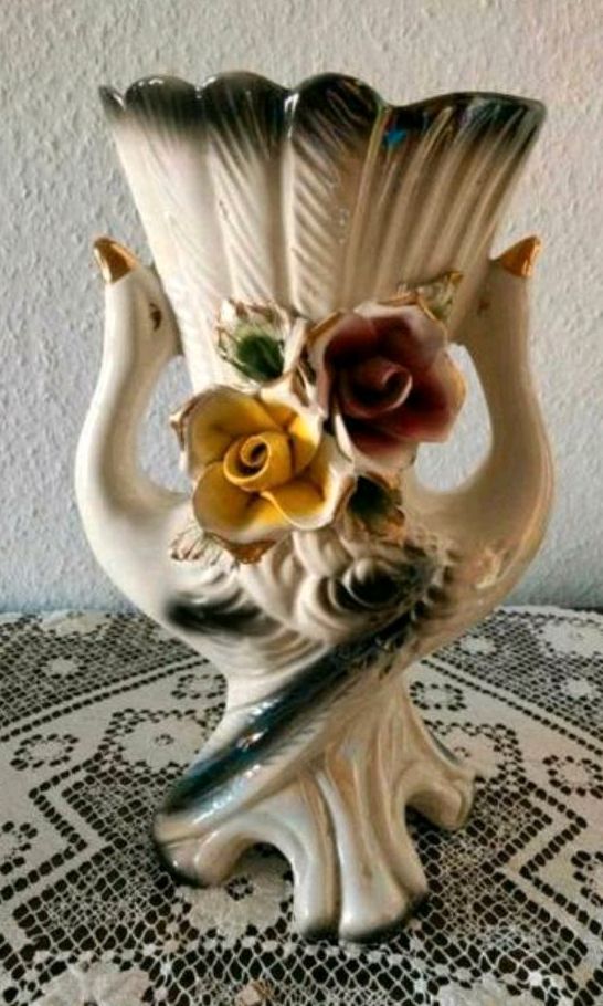 Große barocke Vase Schwanenhalshenkel CAPODIMONTE ca. 35cm hoch in Flensburg