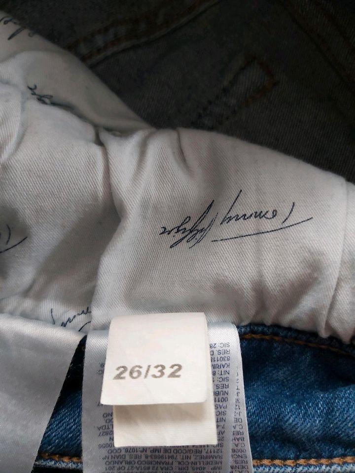 TOMMY HILFIGER Hose Jeanshose Jeans Röhrenjeans Gr. S (26/32) in Nürnberg (Mittelfr)