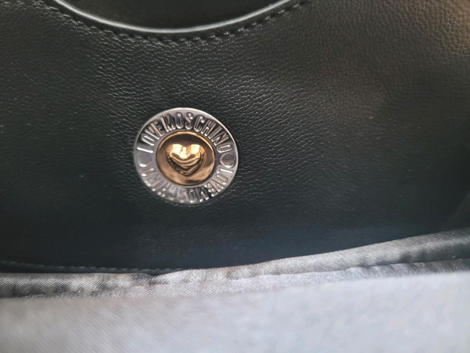 Wie neu: Ausgefallene Clutch Handtasche von Love Moschino in Köln