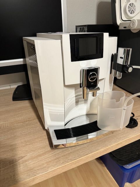 Kaffeevollautomat Jura E8 in weiß in Kümmersbruck