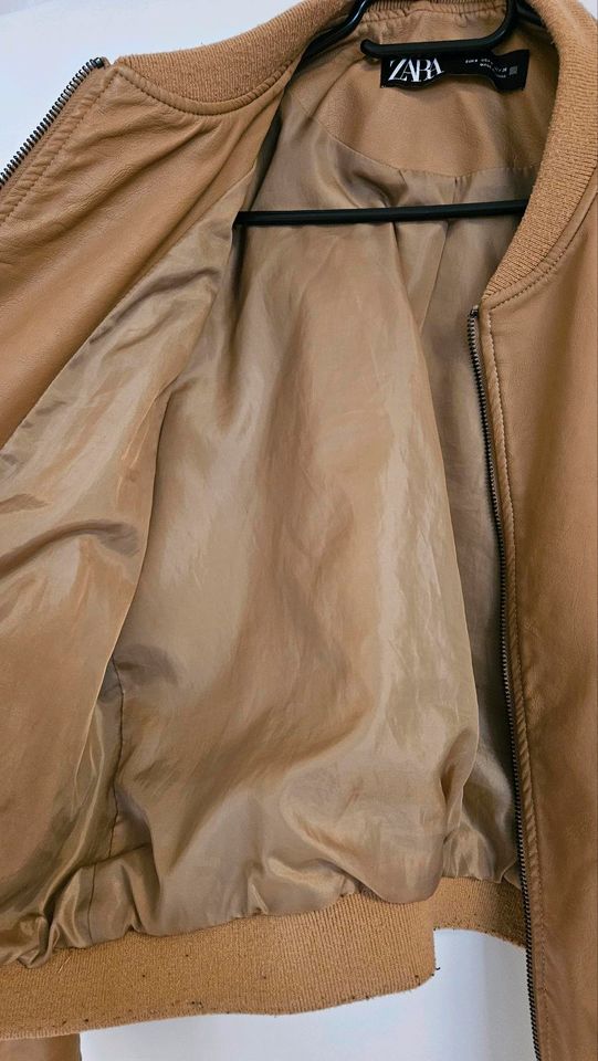 Coole Crop fake-Leder Jacke von Zara Größe S in Berlin