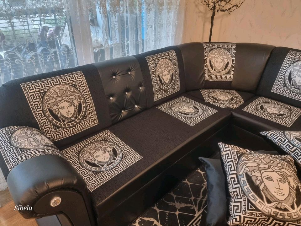 Neue Sofa mit 10 kissen und Tisch Set Versace.. in Offenbach