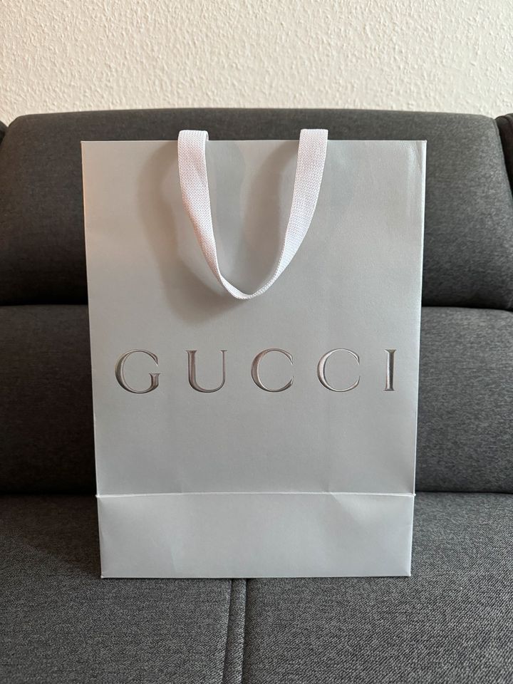 Originale Gucci Tüte Silber 35x26x14 in Frankfurt am Main