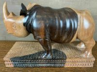 AFRIKA SKULPTUR NASHORN AUS HOLZ HANDGESCHNITZT AM BODEN MONOGRAMM ZWEIFARBIG - Versand kostenlos - Wir sind für Sie da lokal in 86830 Schwabmünchen oder online ARTHOME24 Bayern - Schwabmünchen Vorschau