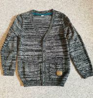 Esprit Jungen Strickjacke grau schwarz Gr. 104/110 Schleswig-Holstein - Büdelsdorf Vorschau