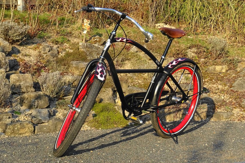 Electra Rat Rod Cruiser, 26 Zoll, mattschwarz mit Flammendekor in Jena