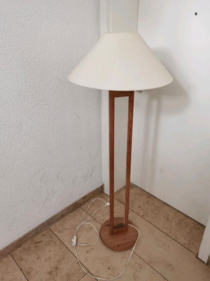 Stehlampe mit Echtholz Gestell in Weimar