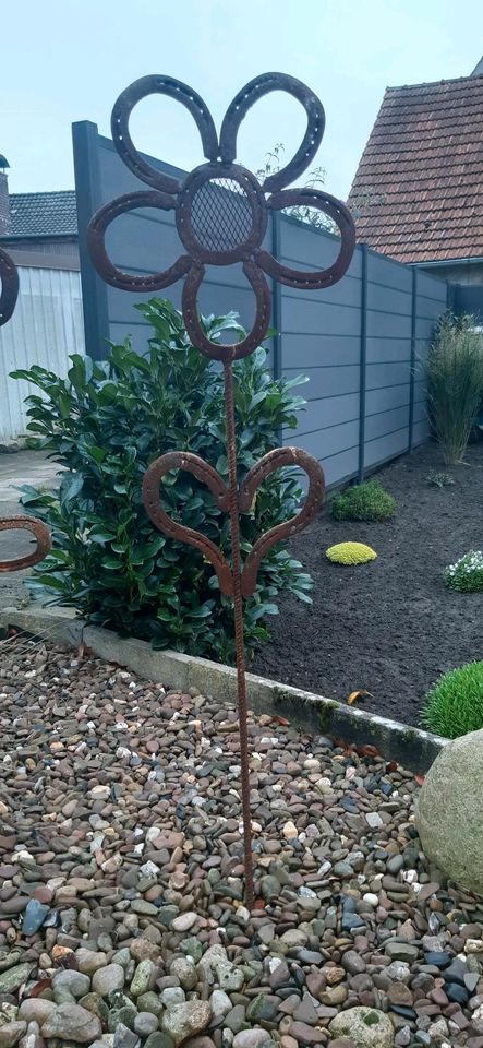 Gartenstecker aus getragenen Hufeisen in Rostoptik in Twistringen