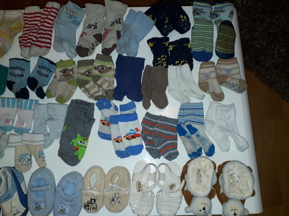 10x bis Gr. 20 / 21 Schuhe & Hausschuhe Slipper + 42x Socken in Frankfurt am Main