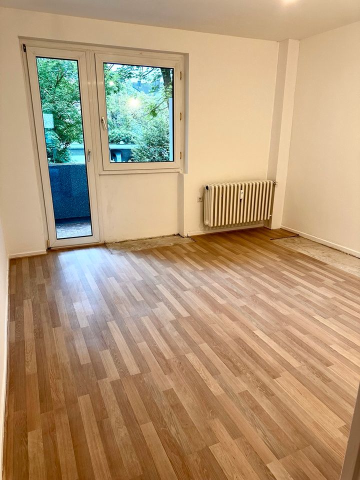 Helle und modernisierte Wohnung mit zwei Zimmern und Südbalkon in Düsseldorf