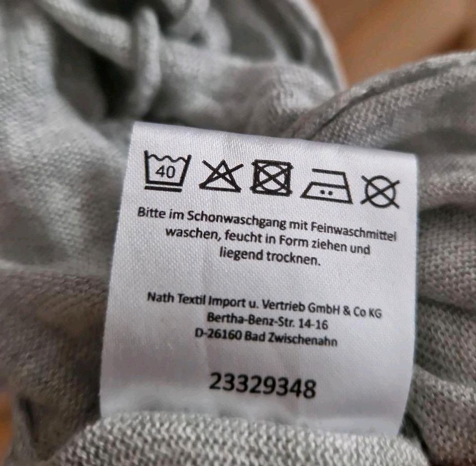 Leichter Cardigan helles Grau - Länge 86 cm - Gr. M 40/42 in Lengdorf