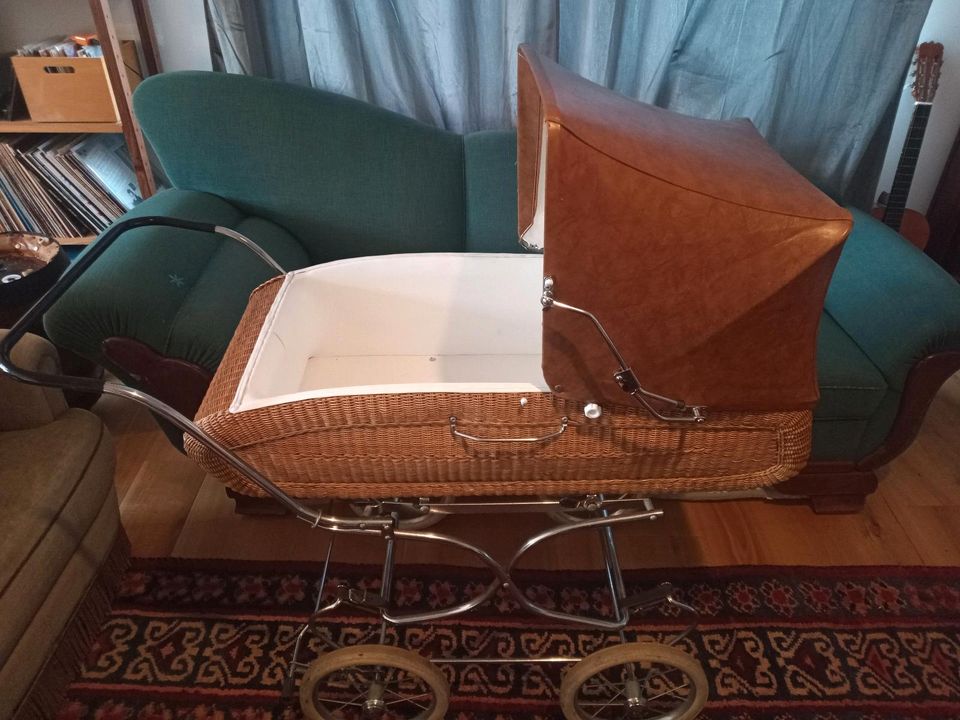 Frankonia Rattan Kinderwagen mit Matratze - Retro Vintage in Wischhafen