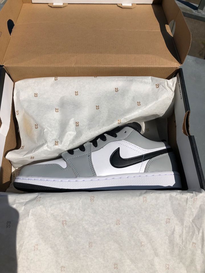 Jordan 1 Low light smoke grey GS EU 39 6.5Y in Frankfurt am Main